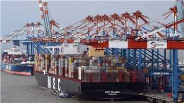 Was bedeutet der geplante Einstieg der Reederei MSC beim Hamburger Hafenlogistiker HHLA für das Containerterminal Bremerhaven (Bild)? Die Bremer Hafensenatorin rechnet mit "Ladungsverschiebungen".