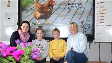 Wie das Plattdeutsche in den Familien gelebt wird, schildern (von links) Britta und lena Schleßelmann aus Godenstedt sowie Jan-Hinnerk und Alexandra Martens, ebenfalls aus Godenstedt.