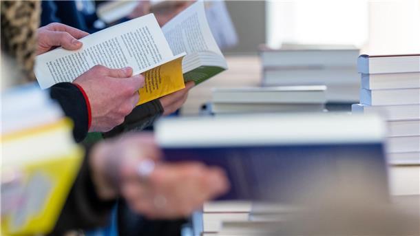 Media Control will mit KI Buchverkäufe besser vorhersagen Was ein Bestseller wird, soll bald eine KI vorhersagen. (Archivbild)