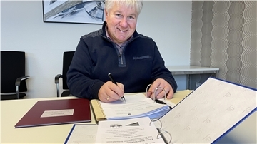Was er vor allem braucht, ist Fingerspitzengefühl: Gibt es in einem festgefahrenen Streit vermeintlich keine Einigung, versucht Helmut Mayer als Schiedsmann doch noch eine Lösung zu finden. 