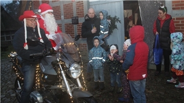 Was für ein spektakulärer Auftritt. Der Weihnachtsmann kam statt mit dem Schlitten per Motorrad angedüst und wurde von den Kindern bereits sehnsüchtig erwartet.