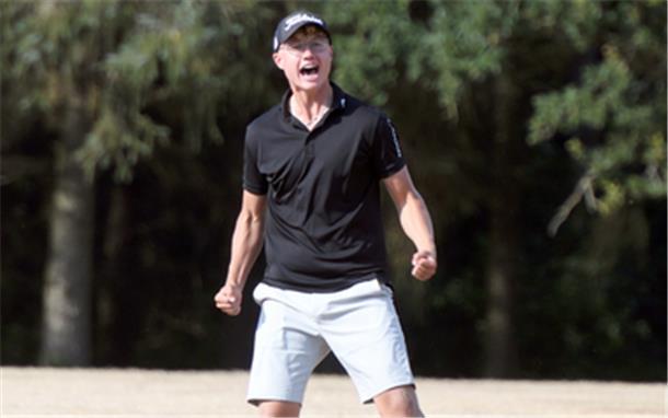 Was für ein Talent: Christopher Janson (17) spielt erst drei Jahre Golf - und verfehlte die Clubmeisterschaft nur um einen Schlag. Hier jubelt er über ein spektakuläres Chip-in auf der letzten Bahn zum Birdie.