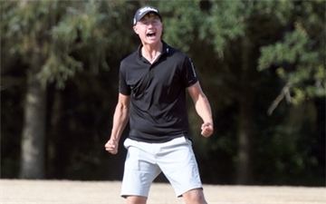 Was für ein Talent: Christopher Janson (17) spielt erst drei Jahre Golf - und verfehlte die Clubmeisterschaft nur um einen Schlag. Hier jubelt er über ein spektakuläres Chip-in auf der letzten Bahn zum Birdie.