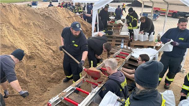 Unsere Helfer aus dem Cuxland geben alles in den Flutgebieten (mit Bildergalerie) Was für eine Maloche in Verden: Hier werden im Akkord Sandsäcke befüllt, um die Deiche zu sichern.