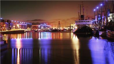 Was für eine wunderbare Kulisse: Bremerhaven bei Nacht, kristallklar fotografiert von Steffen Obst, einem der Bewerber für feelBREMERHAVEN.