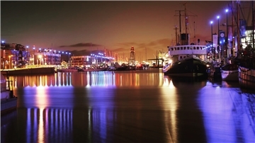 Was für eine wunderbare Kulisse: Bremerhaven bei Nacht, kristallklar fotografiert von Steffen Obst, einem der Bewerber für feelBREMERHAVEN. Die Social-Media-Aktion gewinnt immer mehr Dynamik – und entwickelt sich auch zu einem interessanten digitalen Battle mit Bremen.