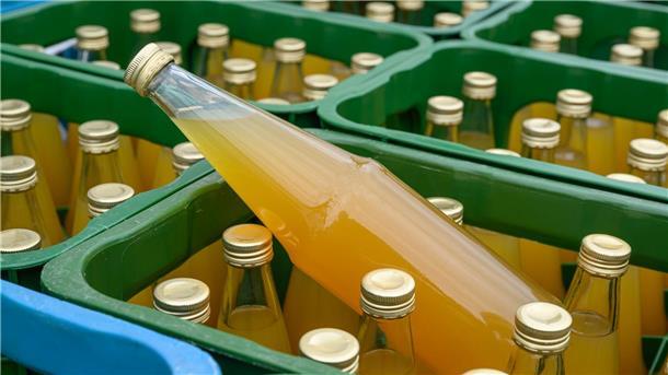 Was gerade noch frische Äpfel waren, ist jetzt Saft in einer Flasche.