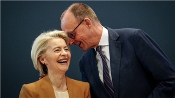 Was gibt es denn da zu tuscheln? CDU-Chef Friedrich Merz und EU-Kommissionspräsidentin Ursula von der Leyen freuten sich über ihre Wiederwahl. Merz ist aber sauer darüber, dass die FDP-Abgeordneten ihr die Stumme verweigerten.