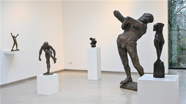 Was haben diese kleinen und großen Figuren gemeinsam? Ob der „Junge mit den erhobenen Armen“ von Gerhard Marcks (von linsks), die „Schuhausziehende“ von Karl-Henning Seemann, Max Schegullas „Hockendes Mädchen“ oder Waldemar Grzimek „Der Gefesselte“ - sie verrenken sich alle.