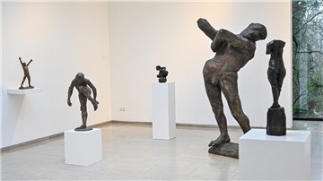 Was haben diese kleinen und großen Figuren gemeinsam? Ob der „Junge mit den erhobenen Armen“ von Gerhard Marcks (von linsks), die „Schuhausziehende“ von Karl-Henning Seemann, Max Schegullas „Hockendes Mädchen“ oder Waldemar Grzimek „Der Gefesselte“ - sie verrenken sich alle.