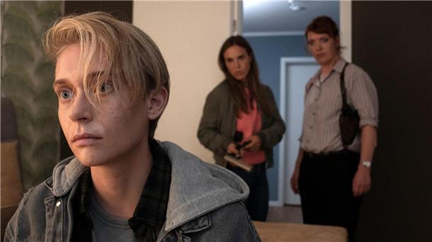 Ein Transmann als Täter? Neuer „Polizeiruf 110“ aus Rostock Was hat Daniel (Jonathan Perleth, l) für ein Geheimnis vor den Kommissarinnen Katrin König (Anneke Kim Sarnau, M.) und Melly Böwe (Lina Beckmann, r.)?