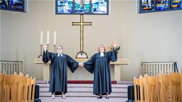 Was hinter Heiraten-to-go in der Großen Kirche steckt, verraten die Pastorinnen Anneke Ihlenfeldt (links) und Barbara Dietrich.