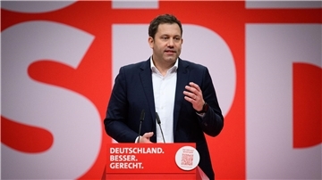 „Was ich richtig finde, ist, dass jeder junge Mensch einmal in seinem Leben mit der Frage konfrontiert wird, ob er oder sie einen Dienst für unser Land leisten möchte“, sagt SPD-Chef Lars Klingbeil.