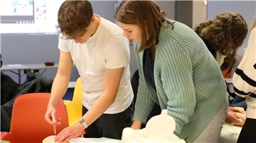 Was ist bei einer Injektion zu beachten? Das lernen Schüler im Skills Lab in der Hochschule.