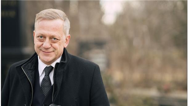 Was ist das Geheimnis eines guten Lebens? Schauspieler und Trauerredner Carl Achleitner hat dieser Frage nachgespürt. Auf dem Friedhof. Was er herausgefunden hat, verrät er im Interview mit Saskia Harscher.