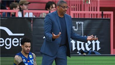 „Was macht ihr denn da?“, scheint Eisbären-Coach Steven Key zu fragen. Auch Daniel Norl (links) wirkt hochgradig genervt.
