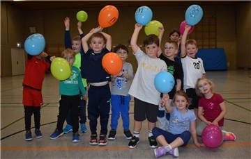 Kinder mit Luftballons TV Spaden Koordinationsschule