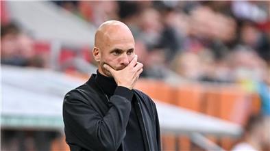 Was nun? VfL-Coach Paul Simonis reagiert in Augsburg sauer.