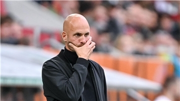 Was nun? VfL-Coach Paul Simonis reagiert in Augsburg sauer.