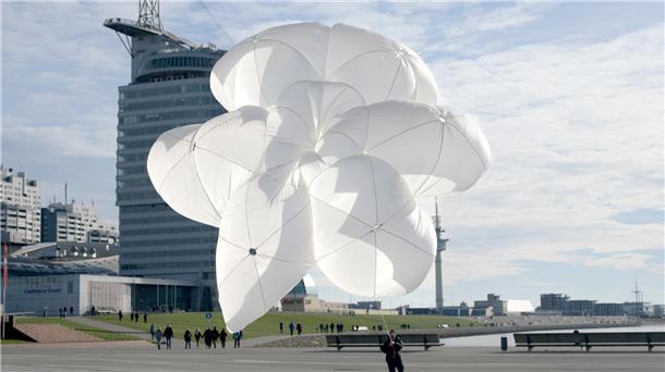 Was schwebt denn vor dem Hotel für eine merkwürdige Windskulptur? Diese übergroße Blüte hat der Künstler Tomas Kleiner ersonnen.