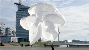Was schwebt denn vor dem Hotel für eine merkwürdige Windskulptur? Diese übergroße Blüte hat der Künstler Tomas Kleiner ersonnen.
