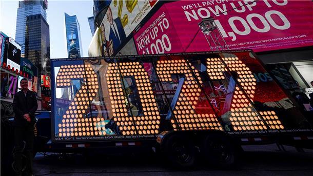 Der 2022 Schriftzug, der in der Silvesternacht auf dem Dach eines Gebäudes beleuchtet wird, steht am Times Square. 