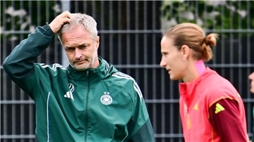 Was tun in der Torfrau-Frage? DFB-Trainer Christian Wück (l.) und Stammkeeperin Ann-Katrin Berger.