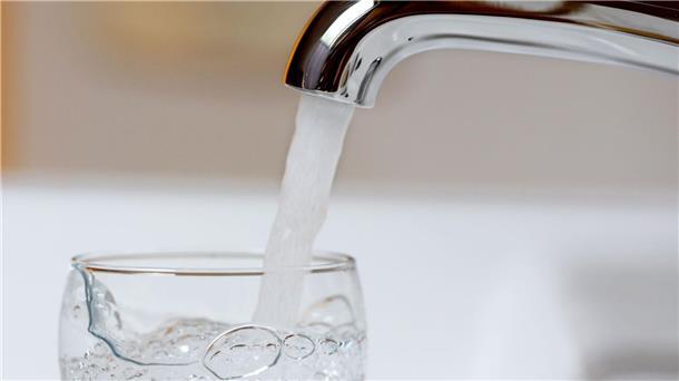 Wie sich die Aufnahme von Mikroplastik vermindern lässt Wasser aus dem Hahn enthält wesentlich weniger Plastikteilchen als solches aus Flaschen. (Archivbild)