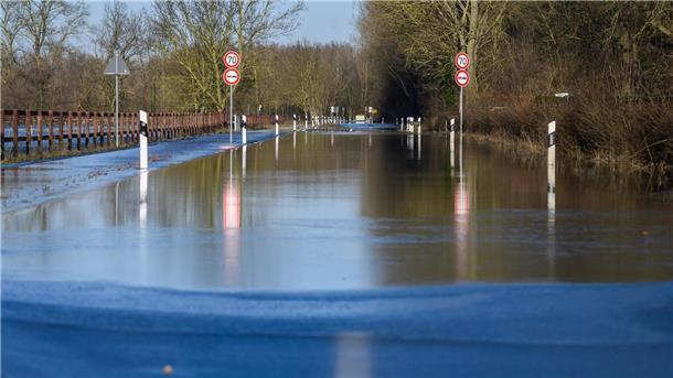 Forscher: Kommen beim Hochwasserschutz an technische Grenzen Wasser der über die Ufer getretenen Leine fließt über eine Straße.
