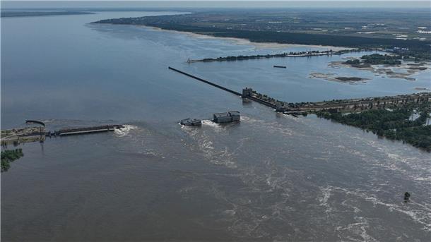 Wasser fließt über den zerstörten Staudamm. In der Nacht zum Dienstag war der Kachowka-Staudamm des Flusses Dnipro schwer beschädigt worden.