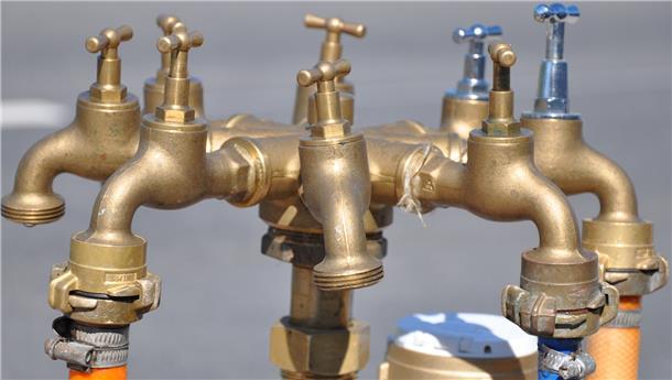 Wasser ist das wertvollste Lebensmittel, das es gibt. Und manchmal ist es auch ganz schön teuer. Wie viel die Menschen für die Versorgung mit Trinkwasser und die Entsorgung von Abwasser zahlen, ist in unserer Region sehr unterschiedlich: In Bremerhaven sind es 1100 Euro, in Loxstedt nur 700 Euro, jeweils für einen Vier-Personen-Haushalt gerechnet.