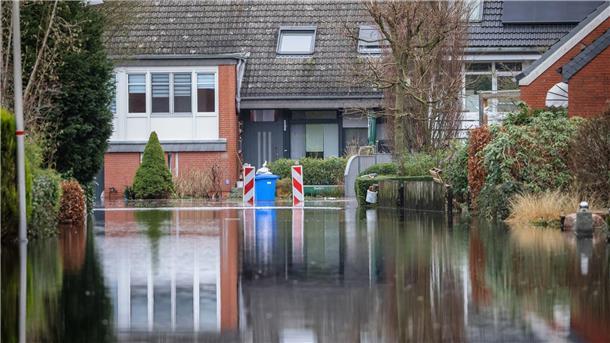 Hilfe aus Südwesten im Hochwassergebiet Wasser steht in einer evakuierten Wohnstraße nahe der Wörpe in Lilienthal.