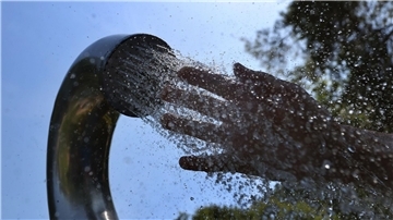 Wasser verspricht Abkühlung bei heißen Temperaturen.
