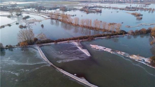 Region Hannover unterstützt Landwirte bei Entsorgung Wasser vom über die Ufer getretenen Fluss Leine steht in der Leinemasch südlich von Hannover.