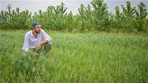 Landwirte wollen die Erde vor Dürre schützen „Wasser wird immer knapper, wir haben keinen gesunden Boden mehr“: Landwirt Benedikt Bösel.