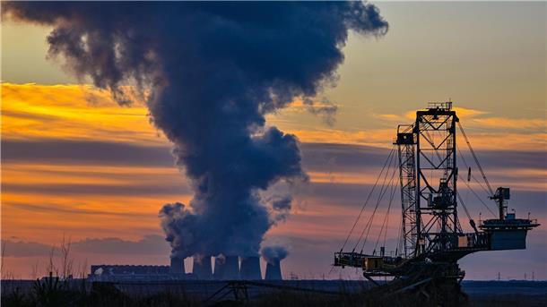 Wasserdampf steigt aus dem Braunkohlekraftwerk Jänschwalde der Lausitz Energie Bergbau AG auf: Leag-Chef Thorsten Kramer sagt, die Entschädigung sei ein essenzieller Baustein für die weitere erfolgreiche Transformation des Unternehmens zu einem „grünen Powerhouse“.