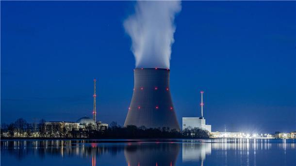 Ende der Atomenergie: Kritik von CDU und Wirtschaft Wasserdampf steigt aus dem Kühltum des Kernkraftwerks Isar 2. Laut Atomgesetz soll die endgültige Abschaltung des Kraftwerkes am 15. April erfolgen.