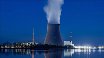 Wasserdampf steigt aus dem Kühltum des Kernkraftwerks Isar 2. Laut Atomgesetz soll die endgültige Abschaltung des Kraftwerkes am 15. April erfolgen.