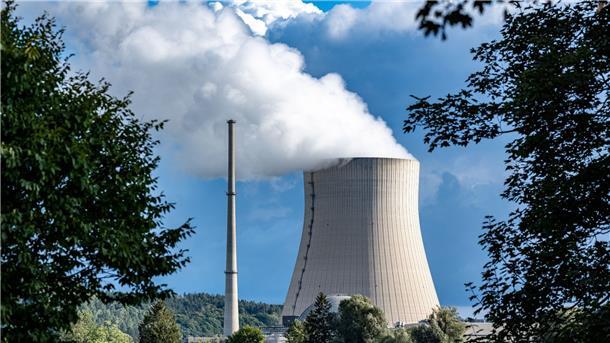 Habeck rechnet mit Atomkraft-Weiterbetrieb bis April 2023 Wasserdampf steigt aus dem Kühlturm des Atomkraftwerks (AKW) Isar 2.