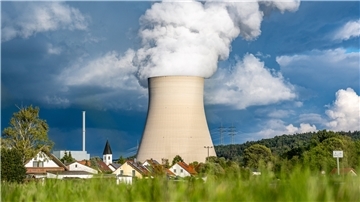 Wasserdampf steigt aus dem Kühlturm des Kernkraftwerks Isar in Essenbach. Bald gilt Atomenergie unter bestimmten Bedingungen als „klimafreundlich“. Naturschützer wollen das verhindern.