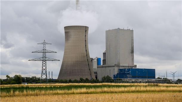 Kohlekraftwerk Mehrum geht endgültig vom Netz Wasserdampf steigt aus dem Kühlturm vom Kraftwerk Mehrum im Landkreis Peine.