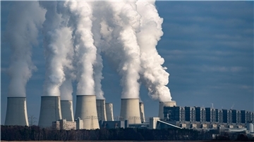 Wasserdampf steigt aus den Kühltürmen des Braunkohlekraftwerks Jänschwalde der Lausitz Energie Bergbau AG (Leag).