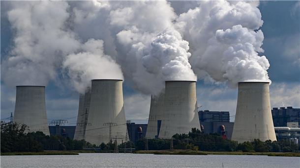 Ältere Braunkohlekraftwerke dürfen wieder Strom erzeugen Wasserdampf steigt aus den Kühltürmen vom Braunkohlekraftwerk Jänschwalde.