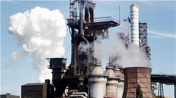 Wasserdampfwolken umgeben zwei Hochöfen bei Thyssenkrupp. Der Konzern will in Duisburg eine neue Anlage bauen, die kohlendioxidarmen Stahl produzieren kann.