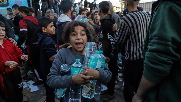 Wasserflaschen werden in Chan Junis im südlichen Gazastreifen verteilt. Der Deal mit Israel sieht der Hamas zufolge auch vor, dass 300 Lastwagen mit Hilfsgütern in den Gazastreifen einfahren. Dies könnte die Notlage in dem Küstengebiet zumindest ein bisschen verbessern.