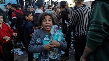 Wasserflaschen werden in Chan Junis im südlichen Gazastreifen verteilt. Der Deal mit Israel sieht der Hamas zufolge auch vor, dass 300 Lastwagen mit Hilfsgütern in den Gazastreifen einfahren. Dies könnte die Notlage in dem Küstengebiet zumindest ein bisschen verbessern.