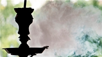 Wasserpeifen werden in Shisha-Bars geraucht. Nach den Razzien in Cuxhavener Spielotheken wurden auch Shisha-Bars - hier ein Symbolfoto - und deren Besucher kontrolliert. Dabei stellte die Einsatzkräfte zahlreiche Verstöße fest.