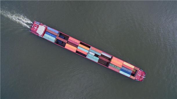 Wasserstoffanwendungen sollen helfen, die Luft- und Schifffahrt klimafreundlicher zu machen.