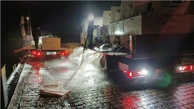 Wasserwechsel: Bevor die Aale in der Unterweser auf Reisen geschickt werden, sollen sie sich an das Wasser dort mit seinem Salzgehalt gewöhnen. Deshalb lassen die Fischer das Transportwasser ab und pumpen zugleich Weserwasser in die Behälter.