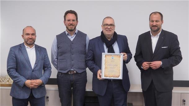 WAV-Geschäftsführer Matthias Rinas, Bürgermeister Marcus Itjen (von links), sowie Martin Vogt (rechts) als Vorsitzender der Verbandsversammlung, dankten Thorsten Krüger, dem scheidenden Bürgermeister von Geestland, für seine Mitarbeit im Verband.